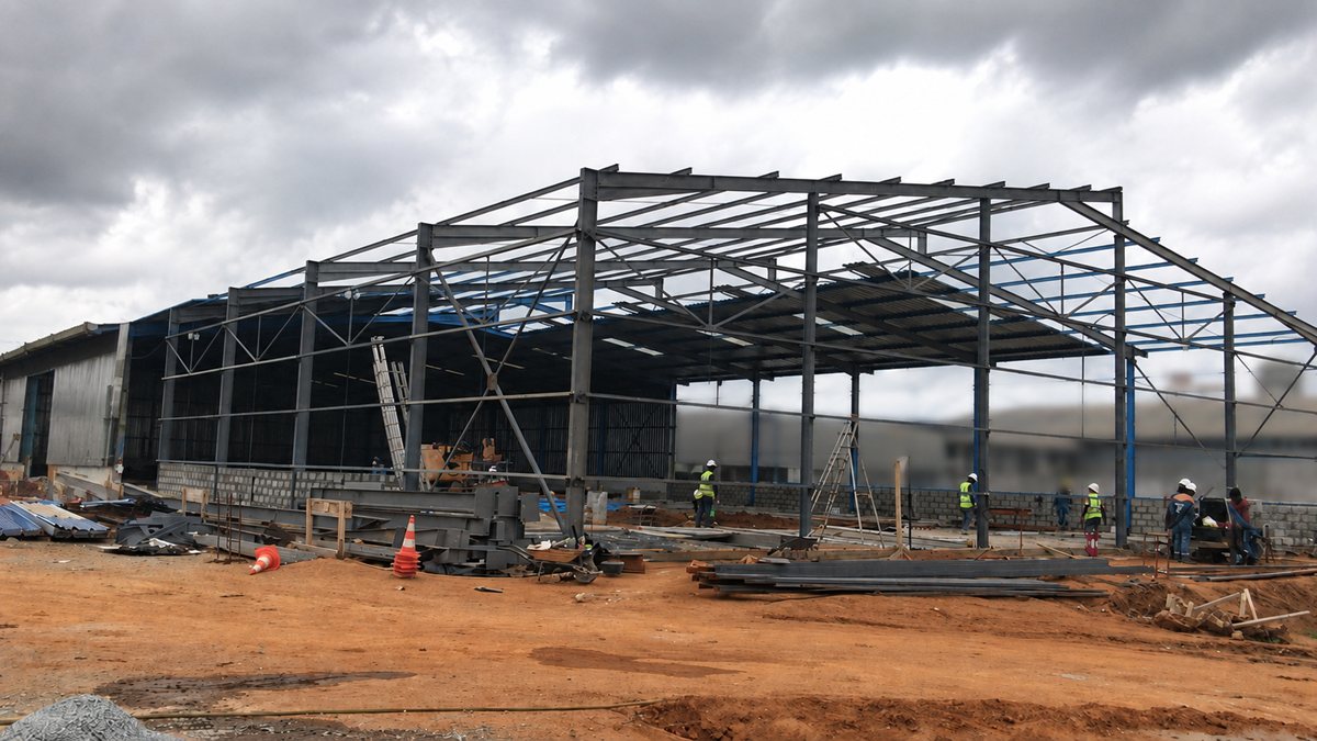 Charpente métallique de bâtiment industriel en cours de montage