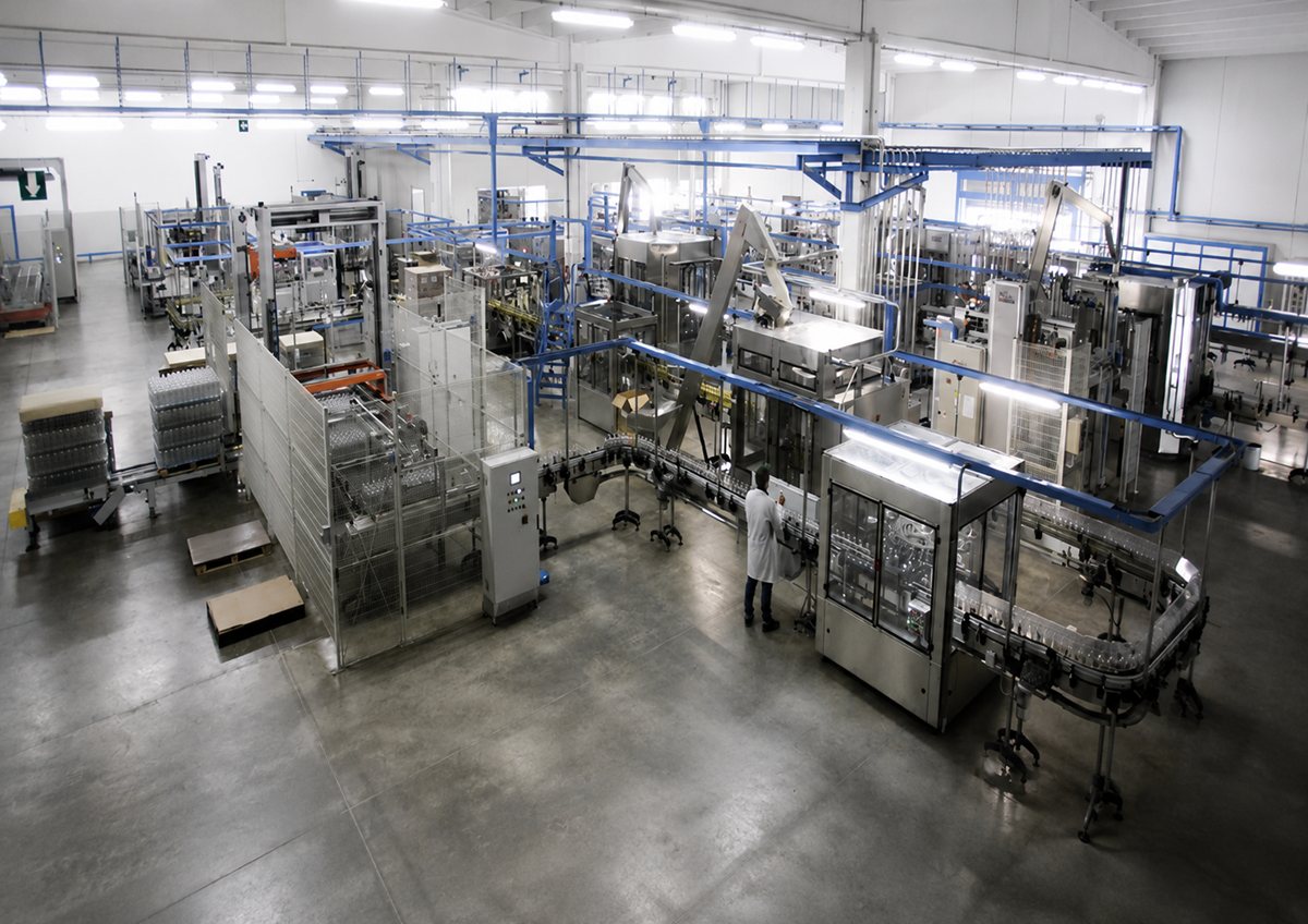 Usine équipée avec lignes de production et convoyage intégrés